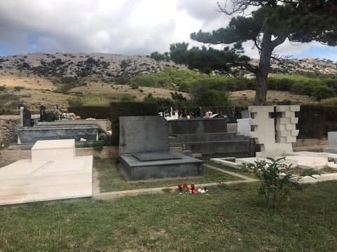 Obnovljene grobnice i spomen obilježje na Gradskom groblju u Pagu