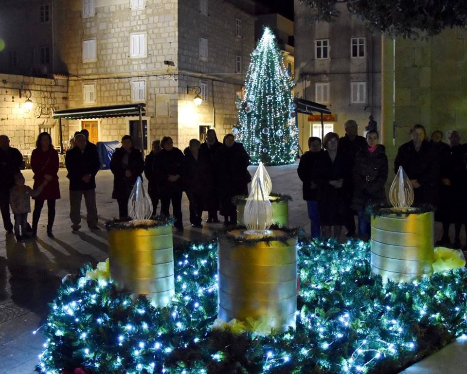 Paljenje 2. adventske svijeće, Trg Petra Krešimira IV i koncert „Dirty Harry band“, II Magazin soli, subota 7.12.2019.