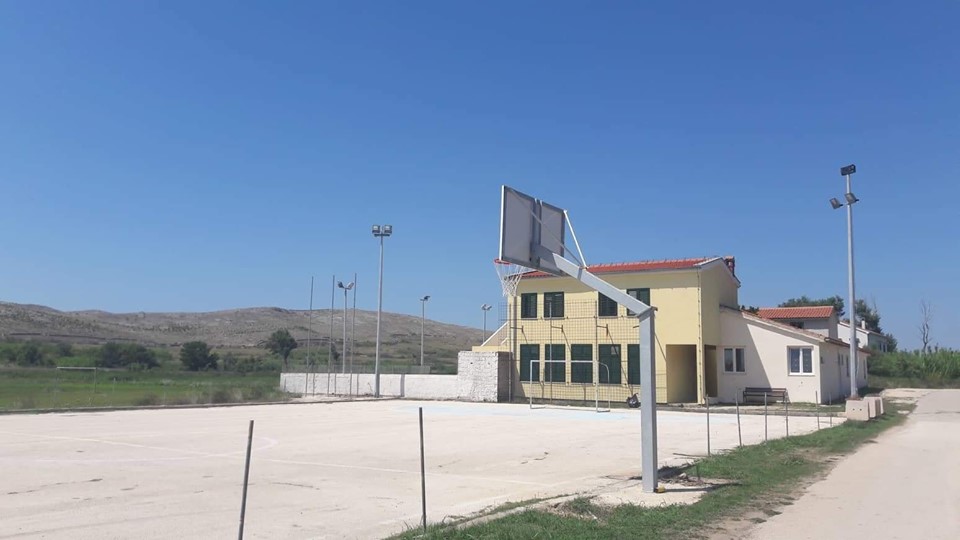 U organizaciji udruge Volim Vlašići postavljen koš za košarku na sportskom igralištu u Vlašićima