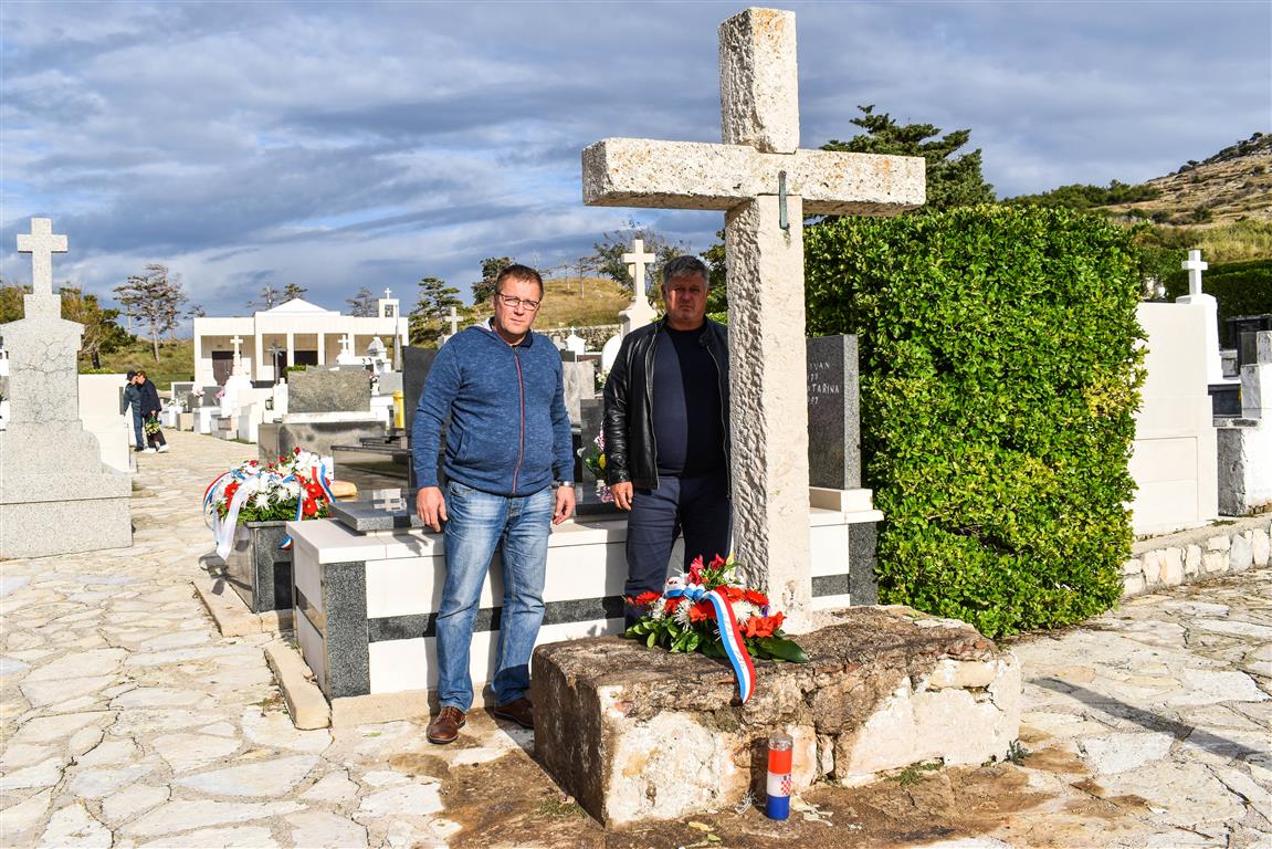 Položeni vijenci i zapaljene svijeće na Gradskom groblju