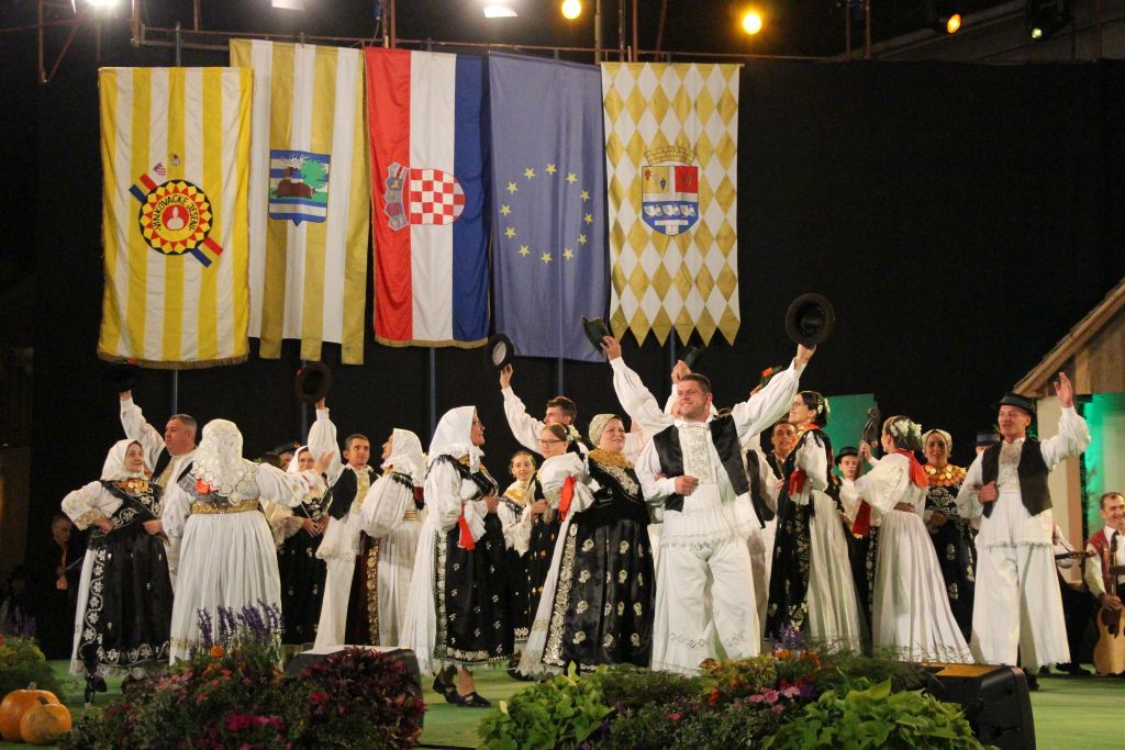 Izaslanstvo Grada Paga na svečanom otvorenju 54. Vinkovačkih jeseni