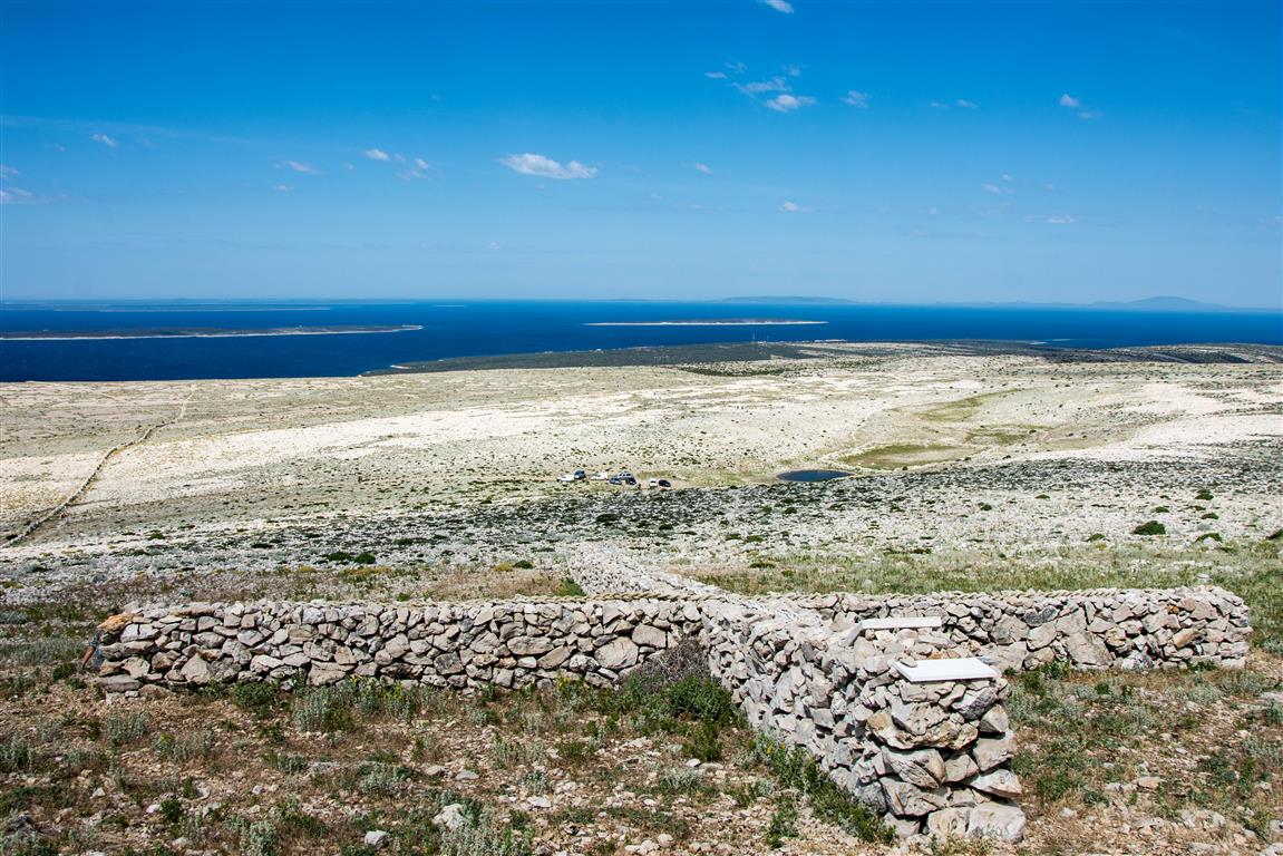 Izgradnja suhozidnog križa