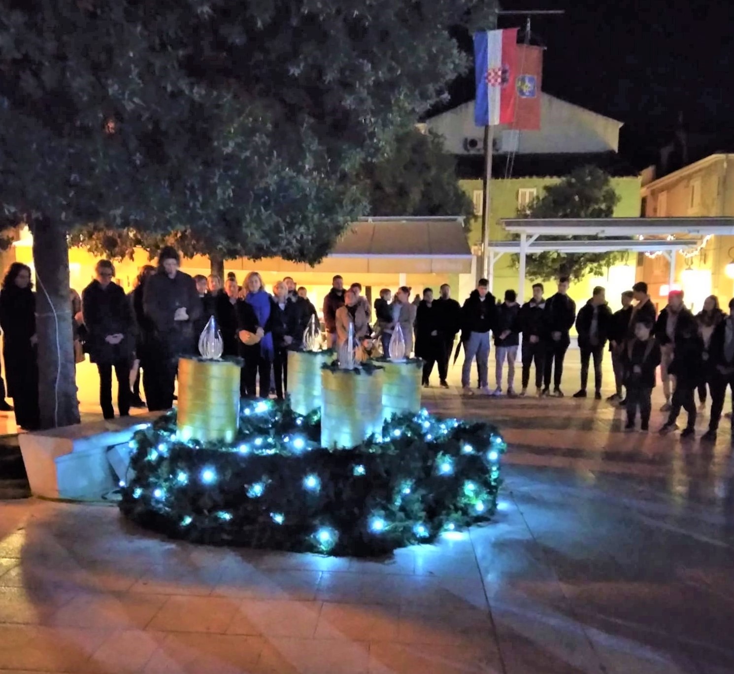  Upaljena prva adventska svijeća u Pagu