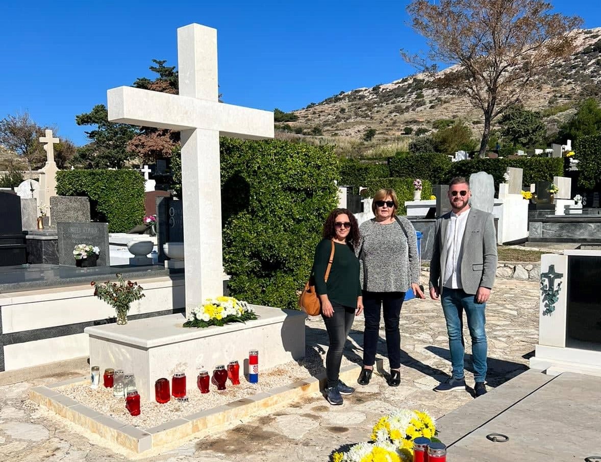 Položeni vijenci i zapaljene svijeće na Gradskom groblju