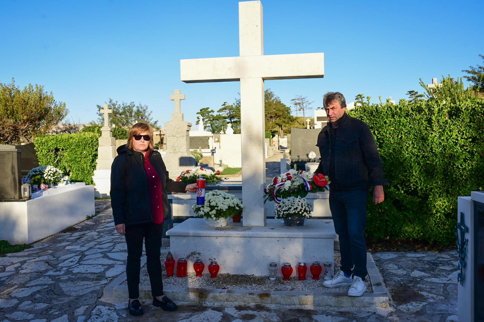 Položeno cvijeće i zapaljene svijeće na Gradskom groblju