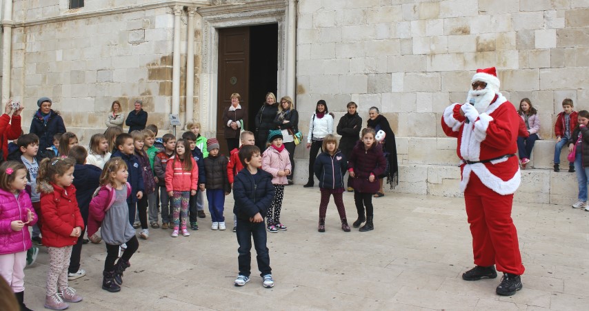 Okićena jelka na Trgu Petra Krešimira IV