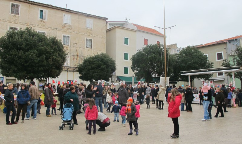 Djeca okitila gradski božićni bor (+Galerija)