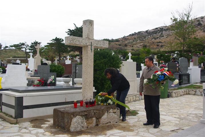 Položeni vijenci i zapaljene svijeće za sve pokojne  za Dan Svih svetih